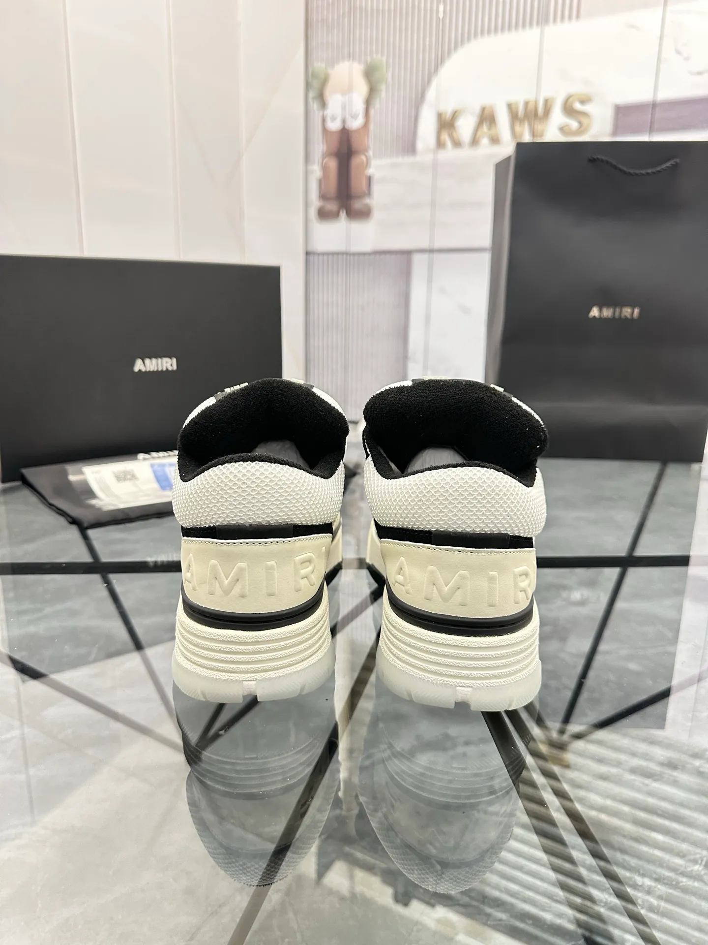Men's shoes: 💰P720¥ Guangzhou top quality Product trademark: AMIRI* "Amir*" low-top casual shoes Regular size: 39-44 (can be customized to 45) Product materials: upper imported first-layer cowhide stitching original material, breathable lining, original outsole. Number: 525